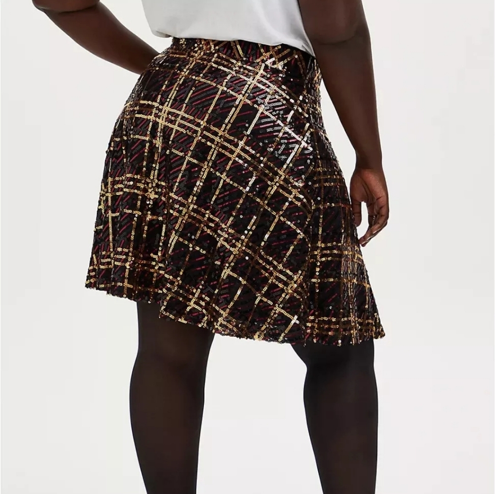 Torrid Mini Sequin Skater Skirt Size 4 - Picture 2 of 8